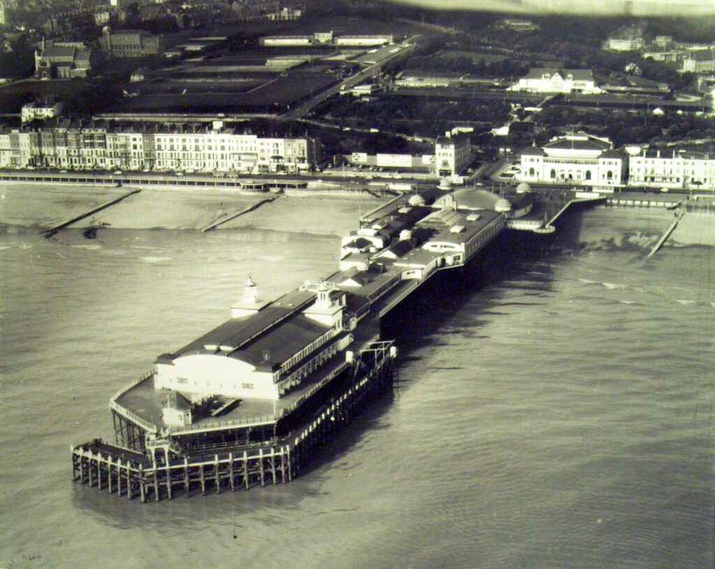 1971 Hastings pier aerial view, Aerofilms & Aero Pictorial Ltd